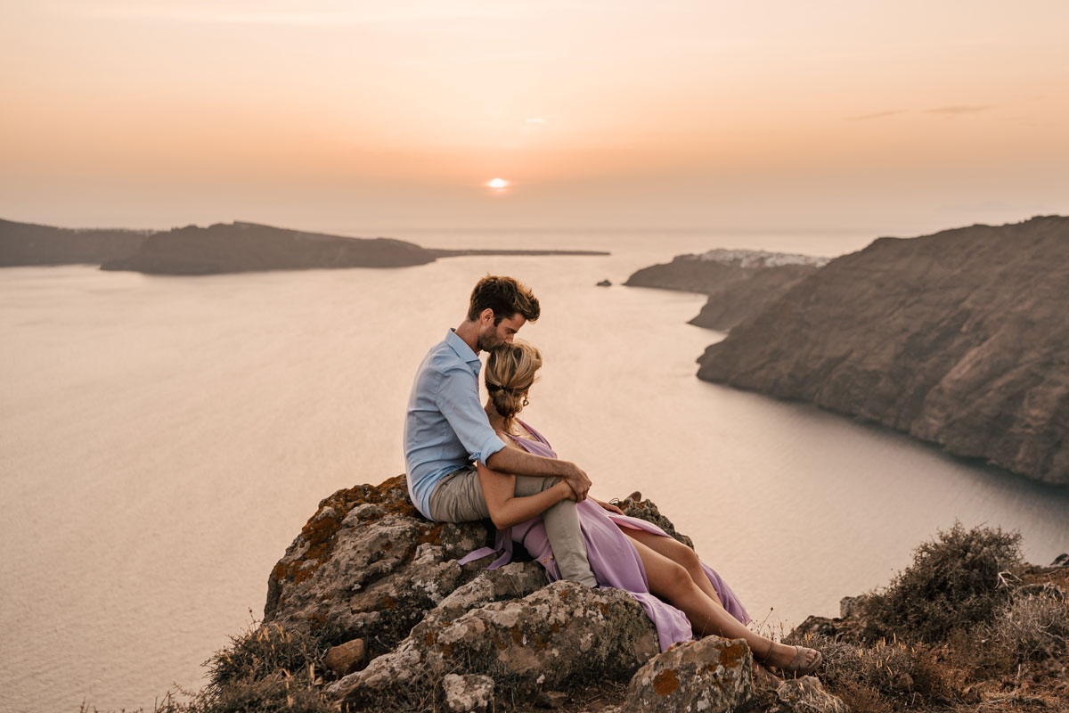 santorini-sunset-photoshoot-cliffside.jpg